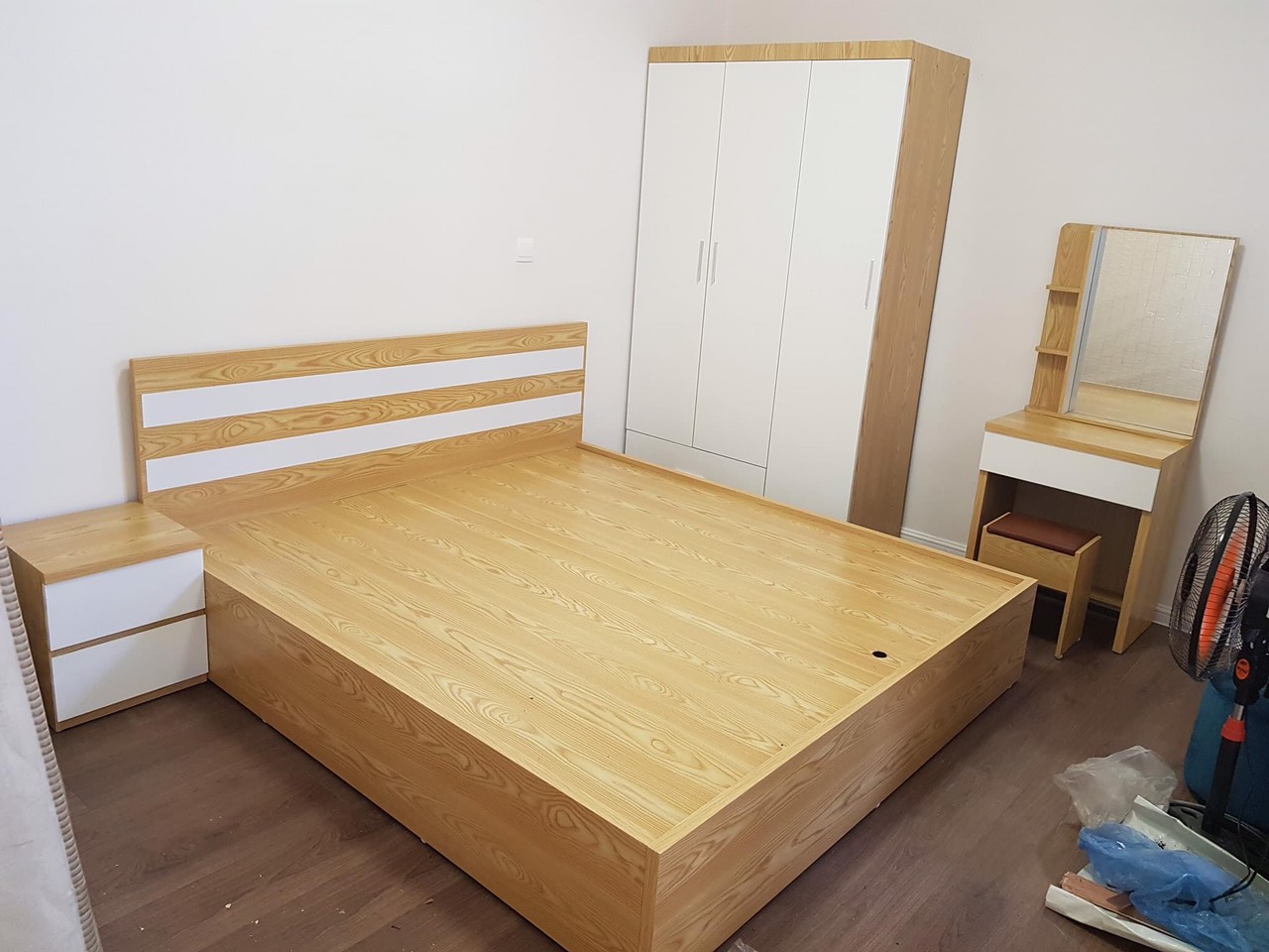 Combo phòng ngủ chất liệu mdf chống cong vênh- - giường 1m8x2m- tủ kt 1m6x2m bàn phấn rộng 80cm - kt 40x40x40 giá 6 triệu